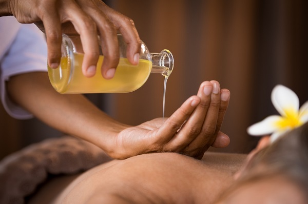 Xu hướng dùng dầu massage nổi một thời